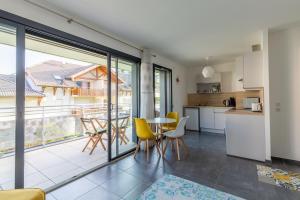 a kitchen and dining room with a table and chairs at Grand studio bord du lac in Saint-Jorioz