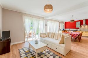 a living room with a couch and a table at Le Secret D'hestia in Bollène