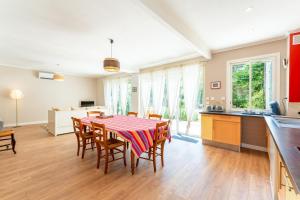 a kitchen and dining room with a table and chairs at Le Secret D'hestia in Bollène