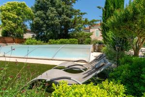 a group of benches sitting in a yard at Le Secret D'hestia in Bollène
