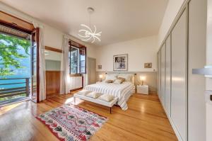 a bedroom with a bed and a couch at Villa Il Cigno Lakeside in Oliveto Lario