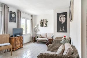 a living room with two couches and a television at Duplex Appartement 300m de la mer in Fréjus