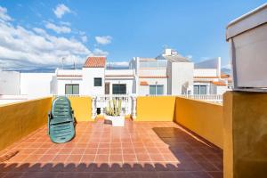 a balcony with a skateboard on top of a building at Apartamento La Listada Alto in La Listada