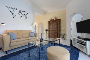 a living room with a couch and a table at Villa Sagres in Portimão