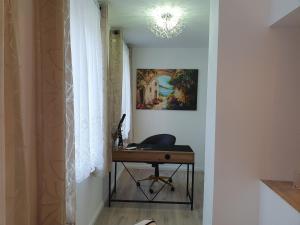 a desk in a room with a painting on the wall at Hochwertige Ferienwohnung in Lübeck