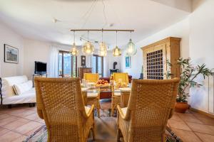 a dining room with a table and chairs at Appartment Capri in Tignale