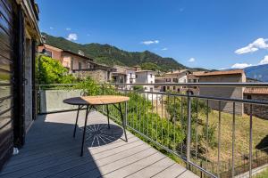 a balcony with a table and a view at Appartment Capri in Tignale