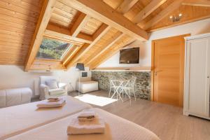 a living room with a vaulted ceilings and a tv at Casa Guillem 2 in Tavascan