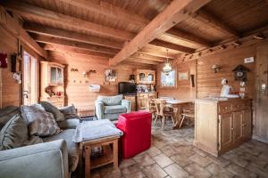 a living room and kitchen in a log cabin at Chalet 6p Classique - L'ourson in Verchaix