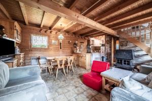 a living room with a couch and a dining room at Chalet 6p Classique - L'ourson in Verchaix