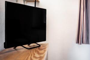 a flat screen tv sitting on top of a table at La Capannuccia B in Ansedónia
