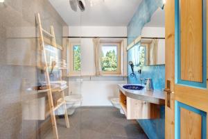 ein Badezimmer mit zwei Toiletten und einem Waschbecken und einer Leiter in der Unterkunft Kesselmoos in Deutschnofen