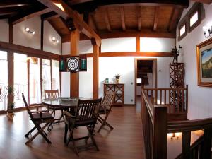 a dining room with a table and chairs at Casa Rural Enarakabi in Zunzarren