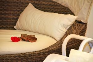 a bed with two pillows and a red rose on it at Alpenchalet Niederkofler Isabella in San Giovanni in Val Aurina