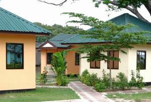 una casa con techo verde en Mgulani Lodge Hotel en Dar es Salaam