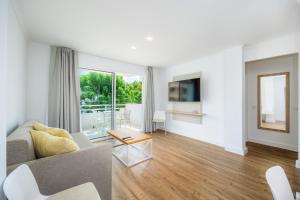 a living room with a couch and a table at Apartament Massanet 1b in Canyamel