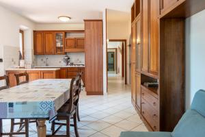 a kitchen and dining room with a table and chairs at Casa Isidora in Acquaviva