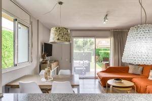 a living room with a couch and a table at Pinamar casa con piscina in L'Escala