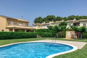a swimming pool in the yard of a house at Pinamar casa con piscina in L'Escala