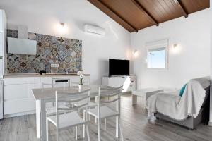 a kitchen and dining room with a table and chairs at La Teja 3 - Solo Familias in Vejer de la Frontera