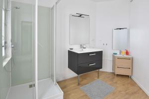 a bathroom with a sink and a mirror at La Pointe Du Crotoy in Le Crotoy +13 photos