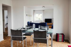 a dining room and living room with a table and chairs at Ferienwohnung Schwalbenflug in Naumburg