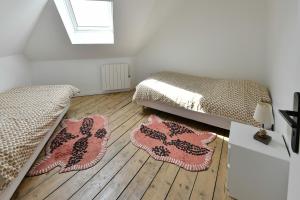 two twin beds in a room with wooden floors at La Pointe Du Crotoy in Le Crotoy