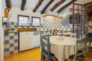 eine Küche mit Tisch und Stühlen in einem Zimmer in der Unterkunft Collado in Alájar