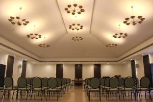um quarto com filas de cadeiras e lustres em Bolgatty Palace & Island Resort em Cochin