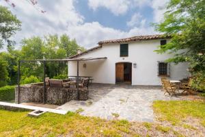 Außenansicht eines weißen Hauses mit Terrasse in der Unterkunft Collado in Alájar
