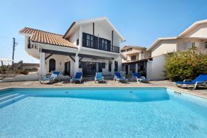 a villa with a swimming pool and a house at Casa Do Bico Da Biarritz in Costa Nova