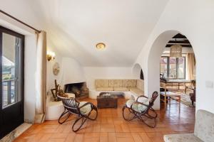 a living room with a couch and chairs at Casa Do Bico Da Biarritz in Costa Nova