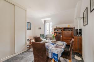a dining room with a table and chairs at Appart Cancale Centre-ville - Mer in Cancale