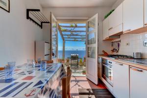 a kitchen with a table with a view of the ocean at Casa Ebaté in Chiessi