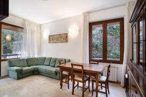 a living room with a green couch and a table at Alassio Holiday in Alassio