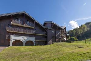 a house with a large yard in front of it at L’Edelweiss Pied des Pistes in Morillon
