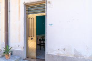 a door leading into a room with a table at Ciuri Ciuri in Avola