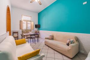 a living room with two couches and a blue wall at Ciuri Ciuri in Avola