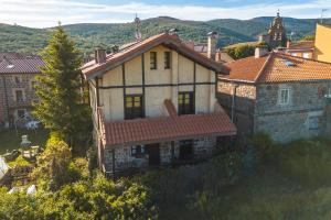 an old house on a hill in a village at Casa Rural De Cabrera in Urrez