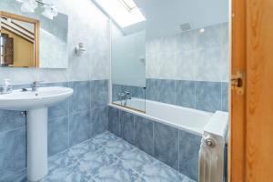 a bathroom with a sink and a bath tub at Casa Rural De Cabrera in Urrez
