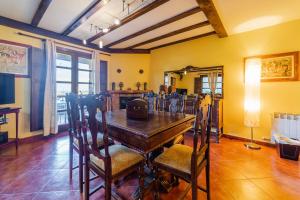 a dining room with a wooden table and chairs at Casa Rural De Cabrera in Urrez