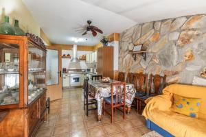 a kitchen and dining room with a stone wall at El Tejado in Maluenda