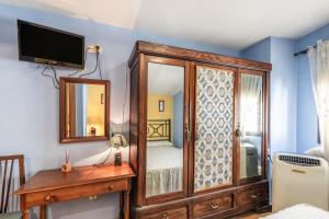 a room with a medicine cabinet with a mirror at El Tejado in Maluenda
