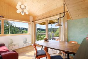 ein Esszimmer mit einem Holztisch und Stühlen in der Unterkunft Kesselmoos in Deutschnofen + 88 Fotos
