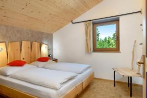 ein Schlafzimmer mit zwei Betten und einem Fenster in der Unterkunft Kesselmoos in Deutschnofen