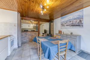 a kitchen and dining room with a table and chairs at Appartamento In Chalet in Murianette