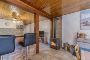 a living room with a fireplace and a desk at Appartamento In Chalet in Murianette