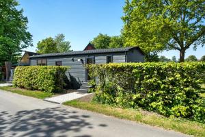 a house with a hedge in front of a house at Haus Waldblick in Saal