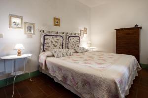 a bedroom with a bed and a dresser at Appartamento Glicine in Radicofani