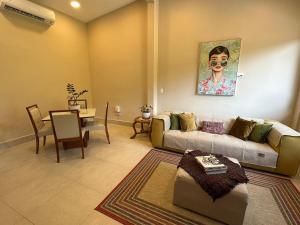 a living room with a couch and a table at Casa Makuira 2 in El Valle de Antón